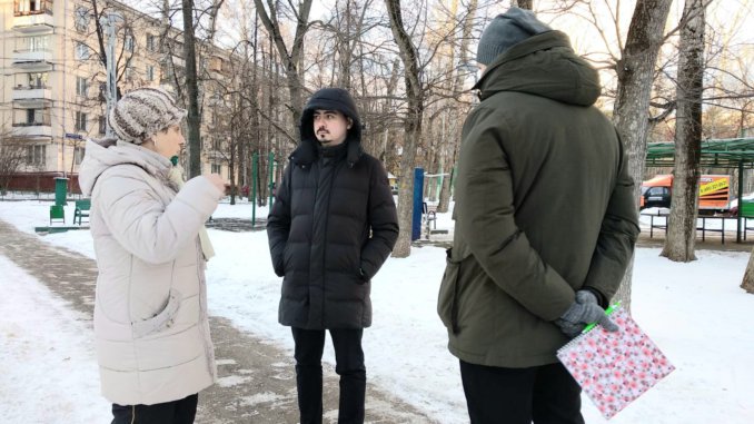 Депутат Денис Карлов общается с жителями. содержательные встречи