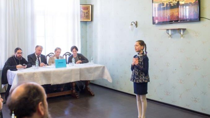 Жюри прослушивает выступление участника конкурса регистрация
