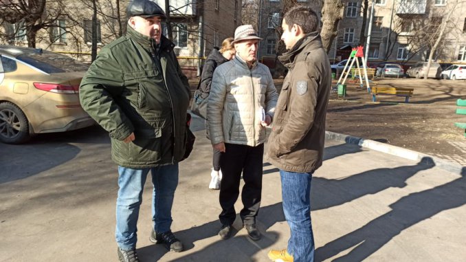 Жители озвучивают свои проблемы главе МО Богородское Константину Воловику. целый ряд