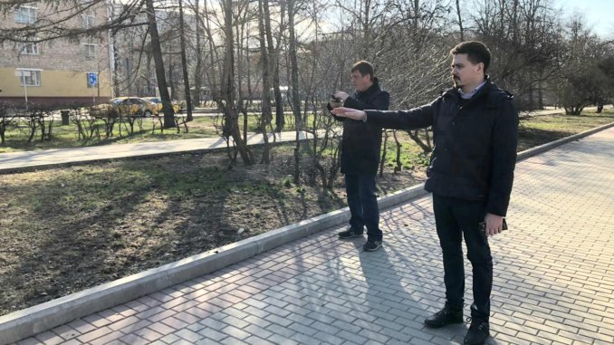 Депутат Денис Карлов обходит район сделать северное измайлово