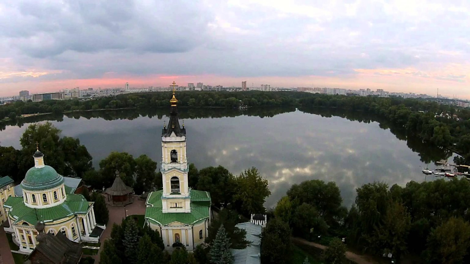 Г озера москва. Белое озеро Косино. Озеро белое Косино-Ухтомский. Черное озеро Косино. Чёрное озеро Москва Косино.