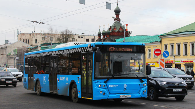 на двух автобусных маршрутах