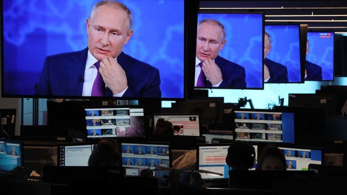 Russians watch live broadcast of President Putin's question and answer session владимир путин