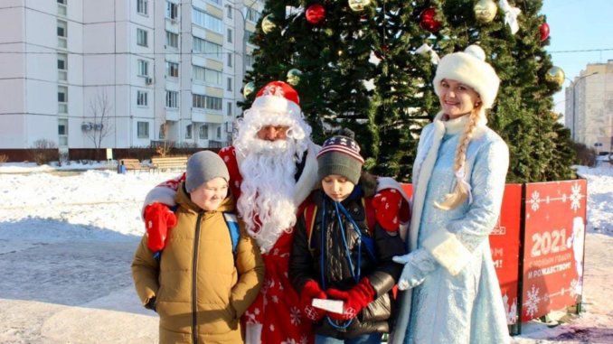 аветисвоа Дед Мороз приходит в дом