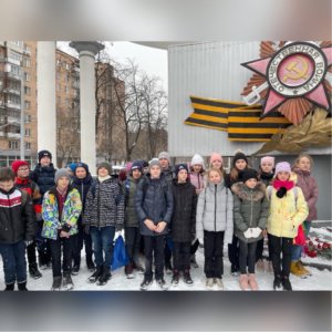 цветы к стеле
