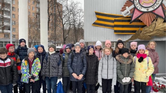 школа1360_1 цветы к стеле