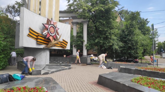 памятник у стелы