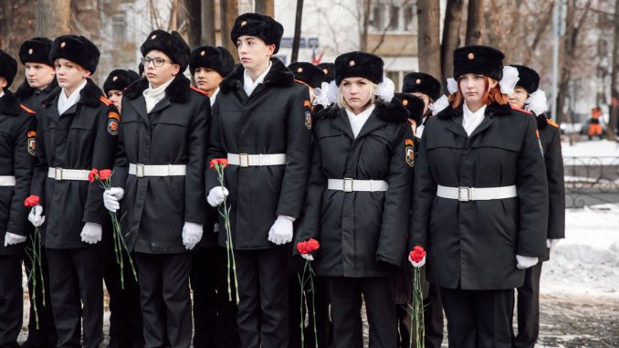 бог3 красные гвоздики