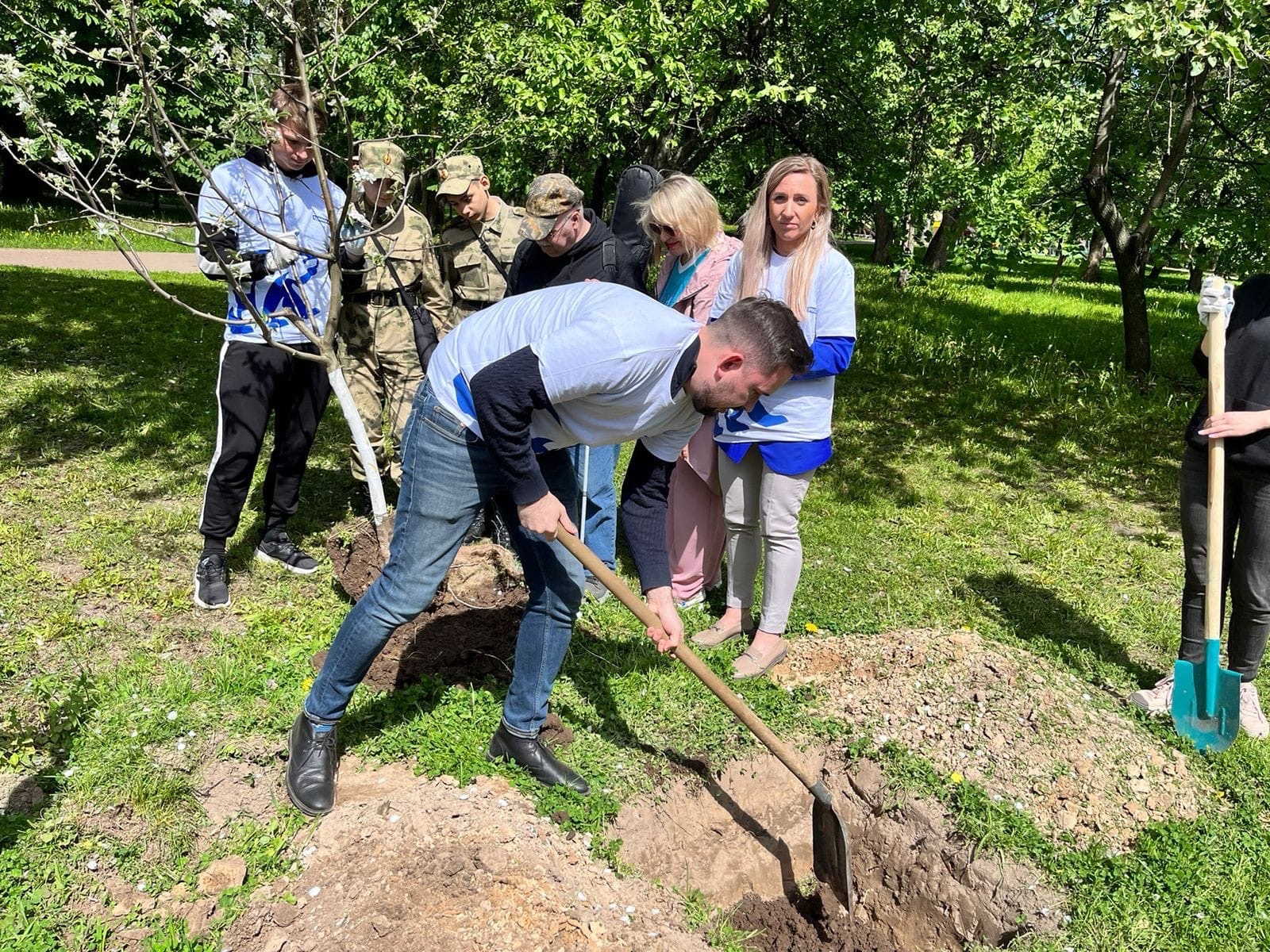 Садовая связь. Акция по посадке деревьев. Люди садят деревья. Акция посади дерево. Акция посади свое дерево.