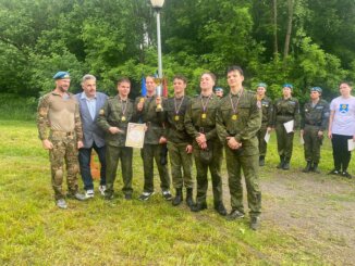 двенадцать команд