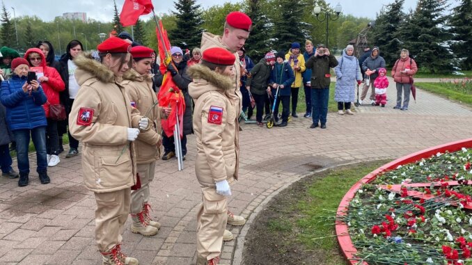 более семиста подписей