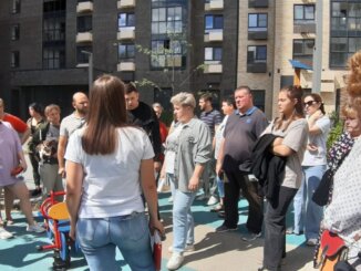 у дома 33 на Сиреневом бульваре