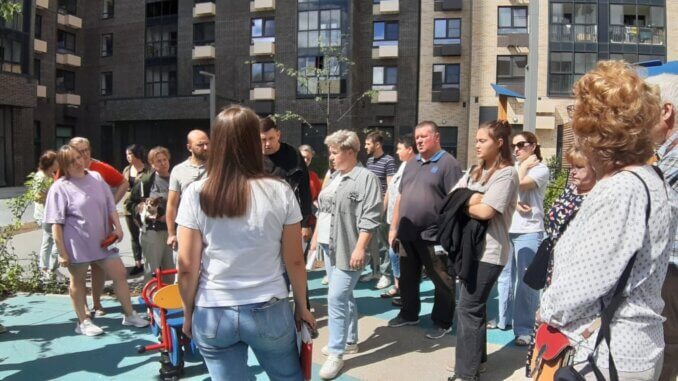 у дома 33 на Сиреневом бульваре