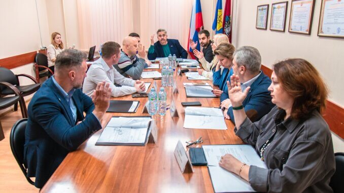 установку ограждающих устройств
