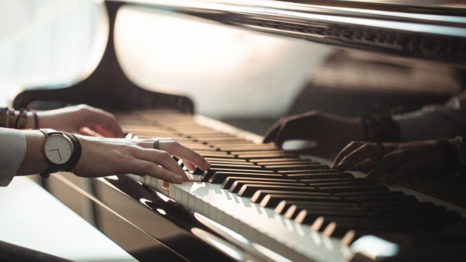 woman-playing-piano_ популярная классика