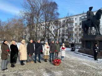 к памятнику маршалу Рокоссовскому