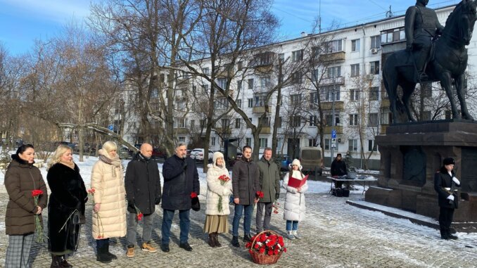 воловик к памятнику маршалу Рокоссовскому