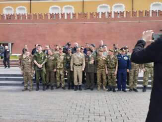 в церемонии возложения цветов