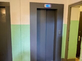 в трёх жилых домах