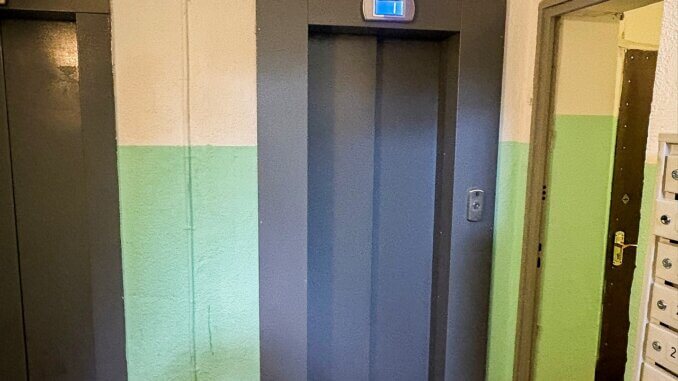 новый лифт в трёх жилых домах