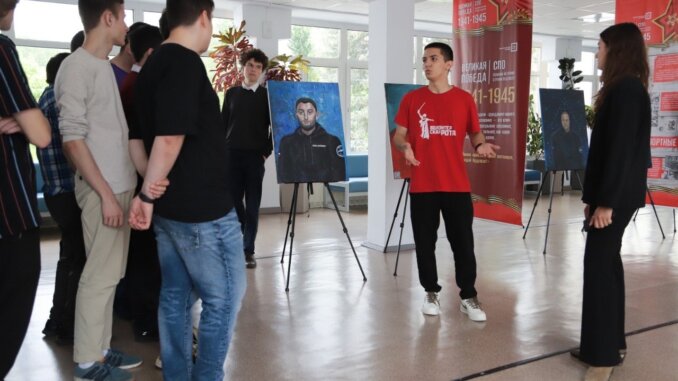 выставка портретов героев